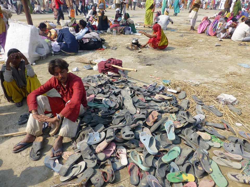 Ein Mann hat verlorene Schuhe gesammelt. Für die Besitzer ist es die sprichwörtliche Suche nach der Nadel im Heuhaufen.