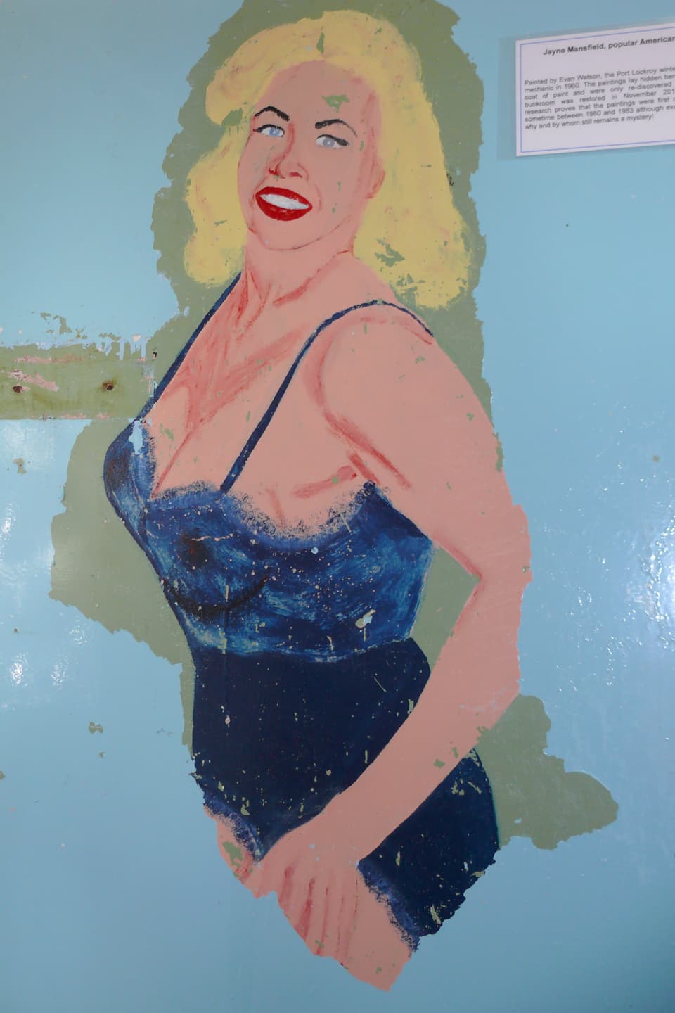 Wandmalerei einer kurvigen blonden Frau. 