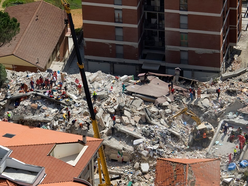 Luftaufnahme von Haus in Trümmern