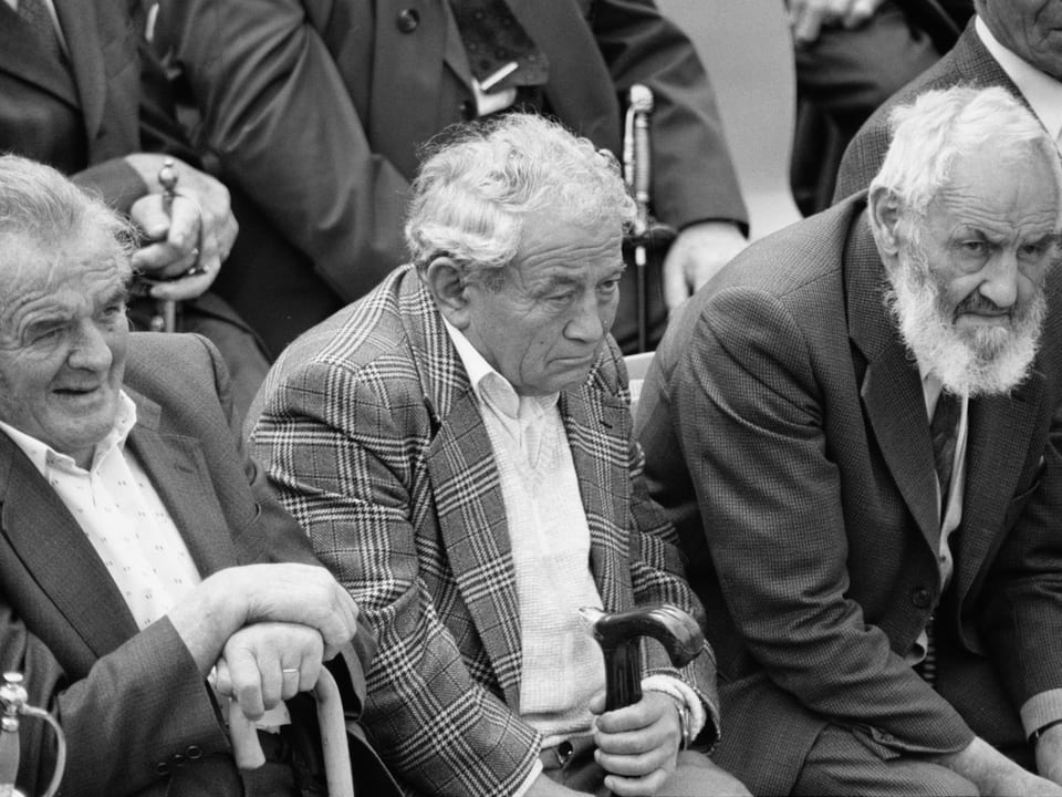 Drei Senioren an der Landsgemeinde im April 1991. 