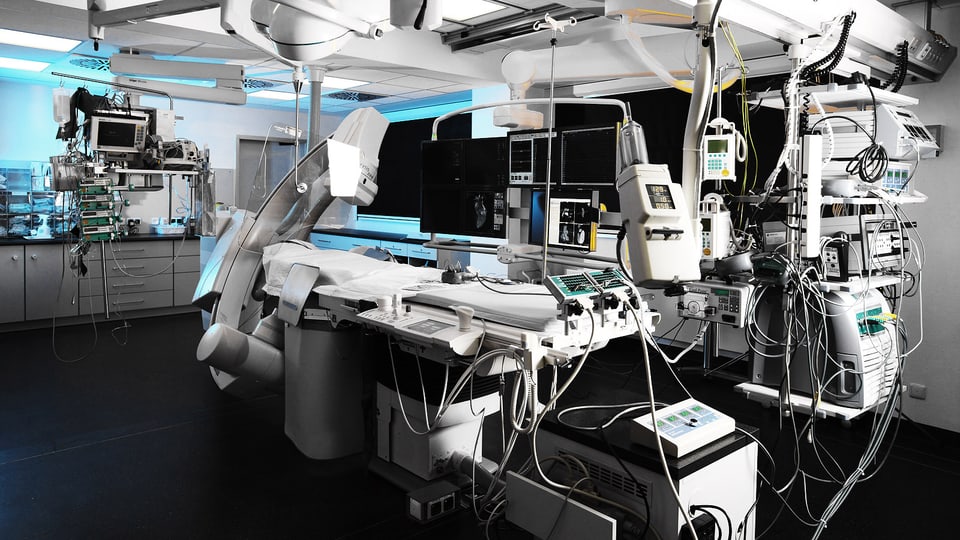 Spitalraum mit Gerät zur Elektrophysiologischen Herzkatheteruntersuchung (EPU).
