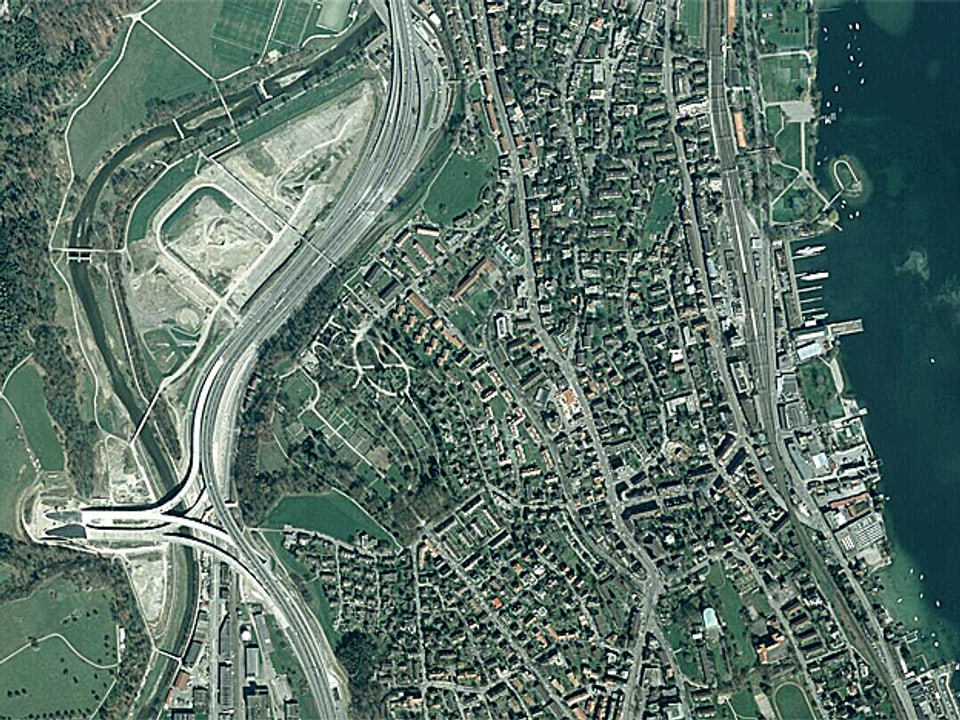 2007 dominieren die Autobahn A3 und der im sich im Bau befindliche Uetlibergtunnel mit den Bauinstallationen das Bild