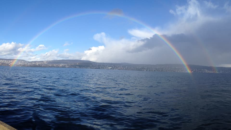In der schaueranfälligen Luft gab es einen spektakulären Regenbogen über dem Zürichsee.