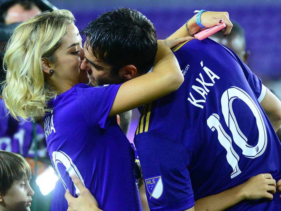 Kaká küsst seine Freundin nach dem Spiel.