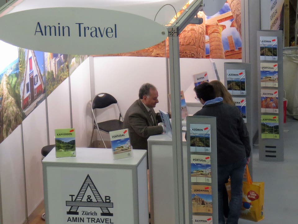 Ahmed Amin am Stand von Amin Travel mit Kunden.
