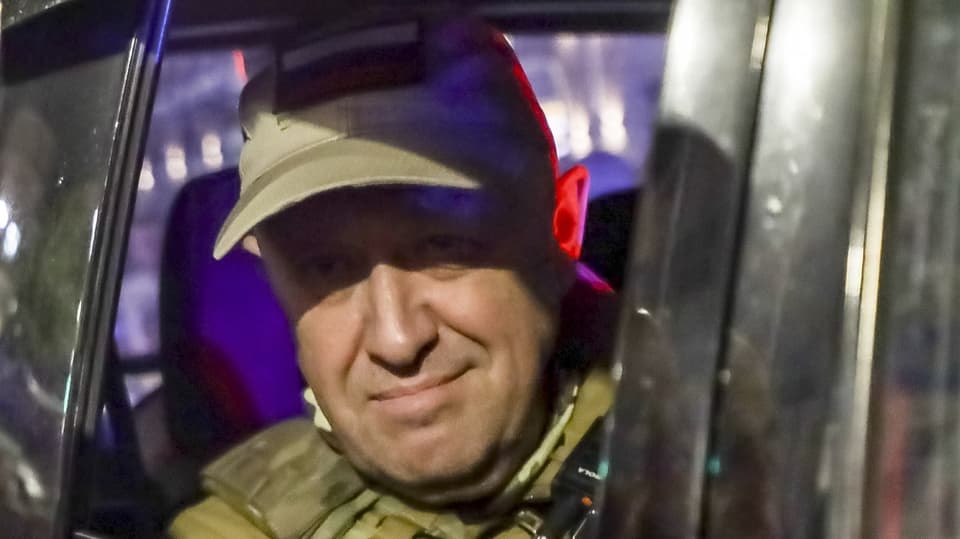 Wagner-Chef Jewgeni Prigoschin blickt aus einem Militärfahrzeug auf einer Strasse in Rostow am Don.