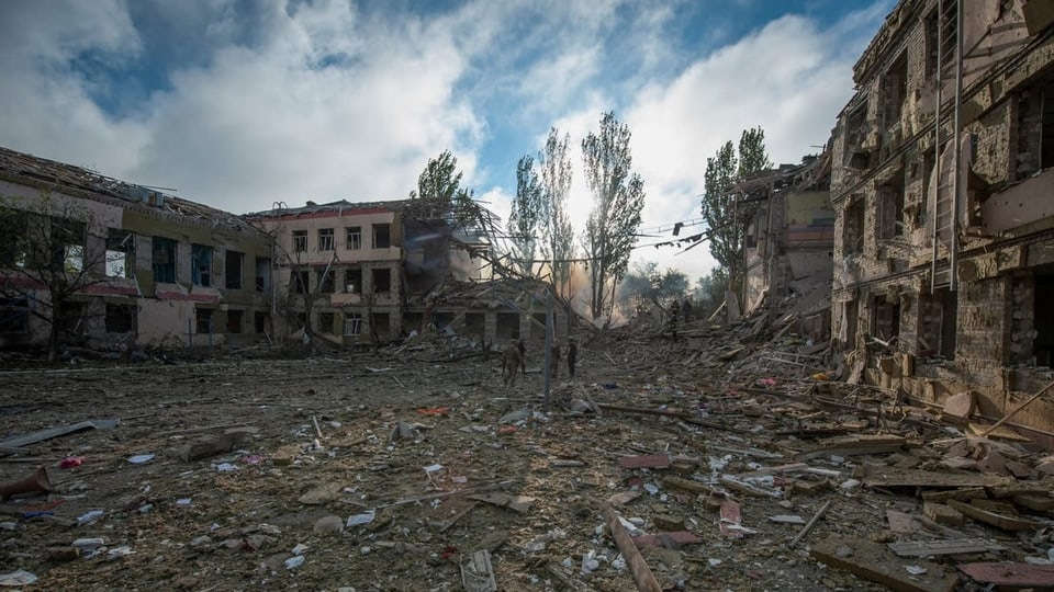 Eine zerstörte Schule in Kramatorsk von aussen.