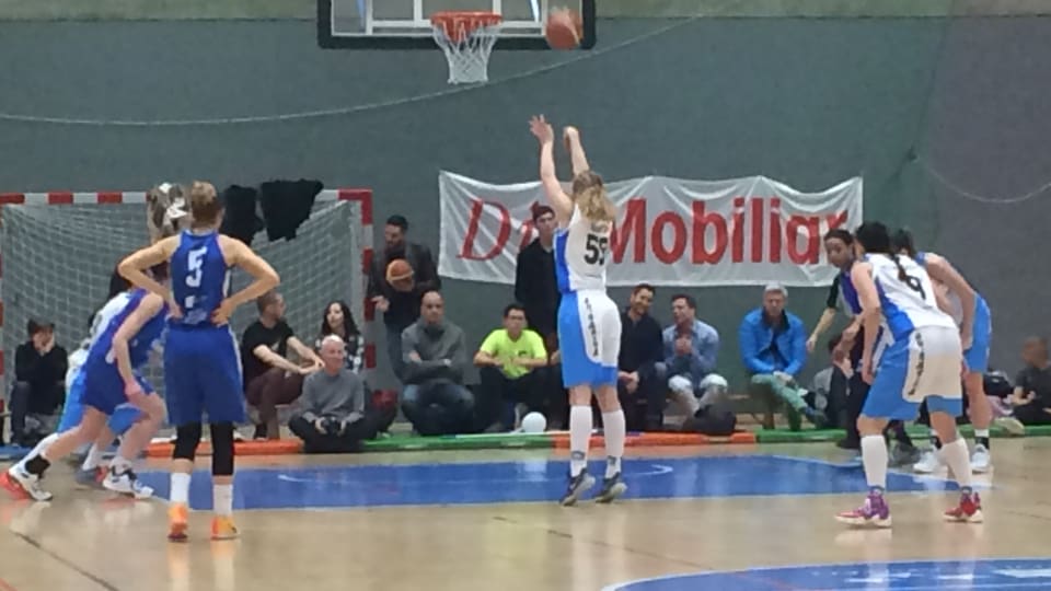 Die Basketballerinnen in Aktion. Beide Teams tragen blau.