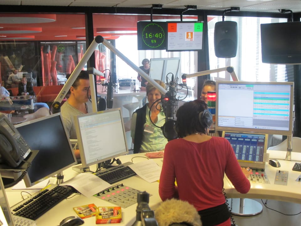 Blick von schräg oben ins Sendestudio von Radio SRF 1 mit Andreas Gabalier, Stephania Kaufmann, Martina Gebistorf und Moderatorin Regi Sager.
