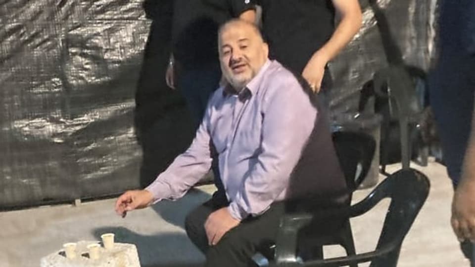 Mansour Abbas sitzend in einem Plastikstuhl.