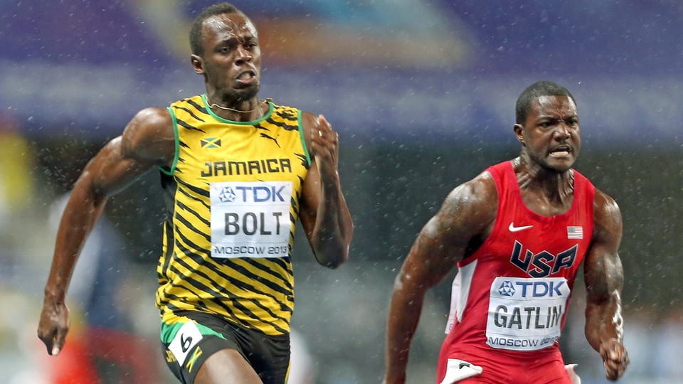 Usain Bolt und Justin Gatlin rennen nebeneinander.