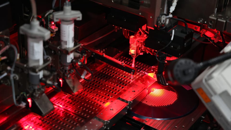 Industriemaschine bei der Produktion von Mikrochips unter roter Beleuchtung.