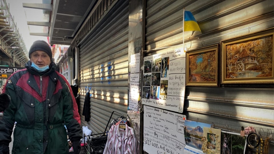 Ein ukrainischer älterer Mann sammelt Spenden.