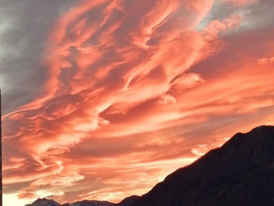 Farbige Wolken am Himmel.