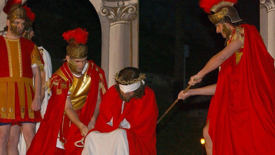 Szene aus der Gründonnerstagsprozession in Mendrisio. Jesus Christus wird zum Tod am Kreuz verurteilt.