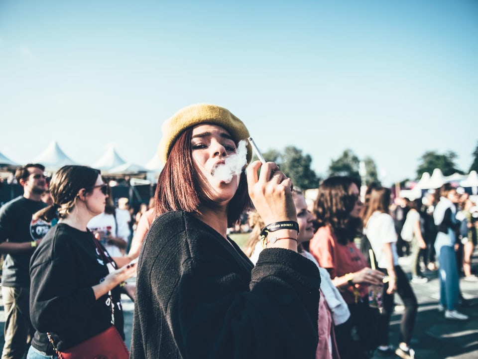 Festivalbesucherin am Rauchen