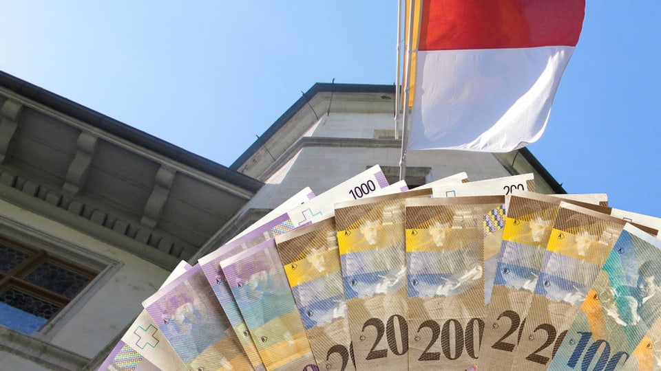 Solothurner Ratshaus mit Kantonsflagge und grossen Geldnoten im Vordergrund.