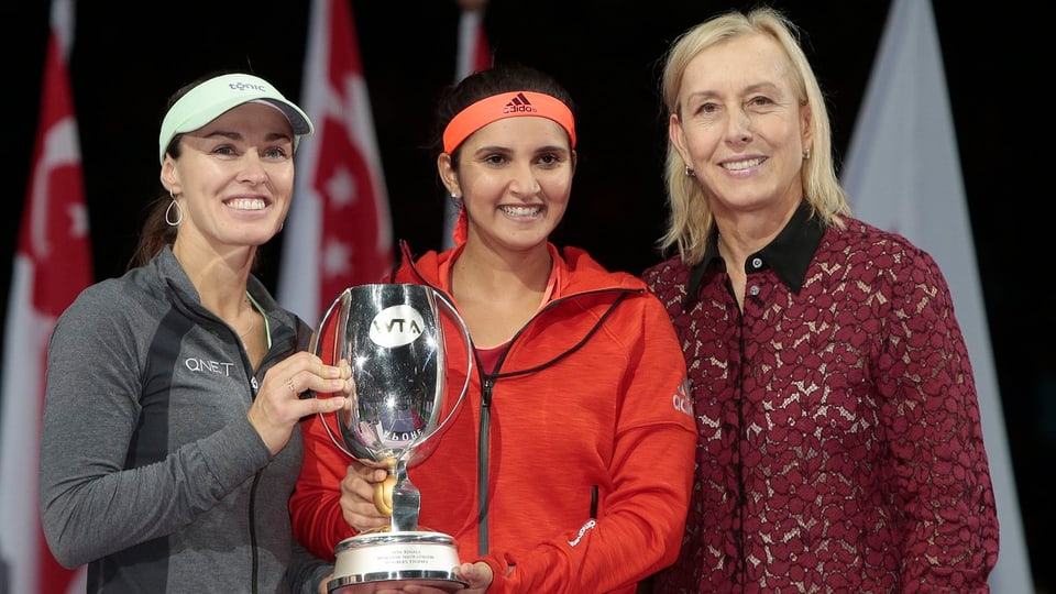 Hingis und Mirza posieren mit dem Pokal und mit Martina Navratilova.