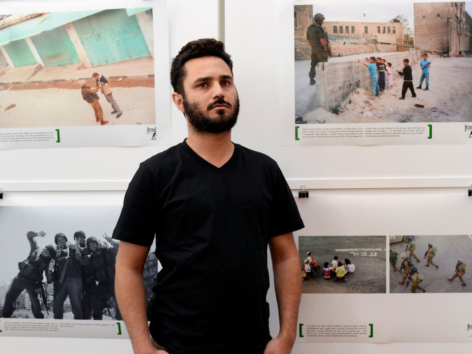 Der israelische Soldat Alon Sahar vor Bildern der Zürcher Ausstellung «Breaking the Silence».
