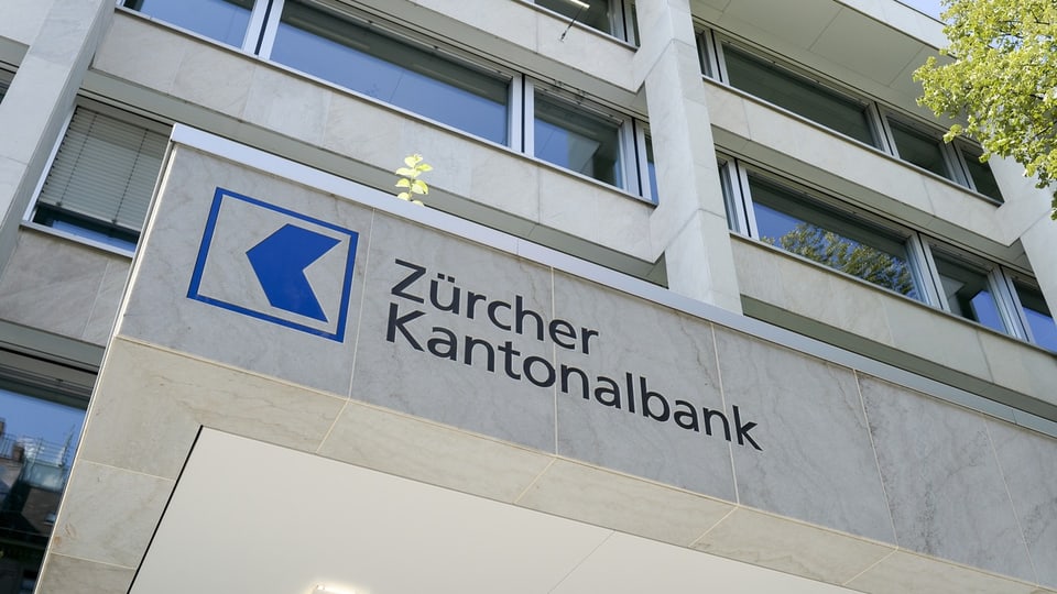 Logo von der Zürcher Kantonalbank bei einem Gebäude. 