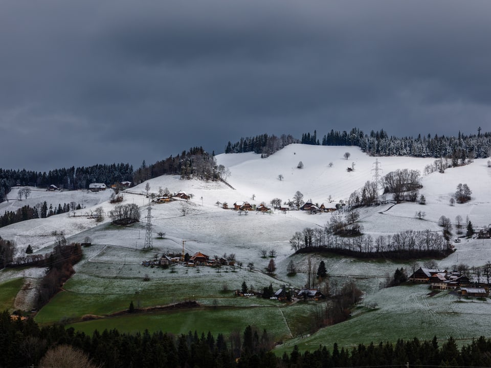 Weisse Emmentaler Hügel, unten saftig grüne Matten.