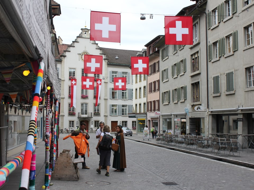 Bild der Altstadt mit Schweizerfahnen.
