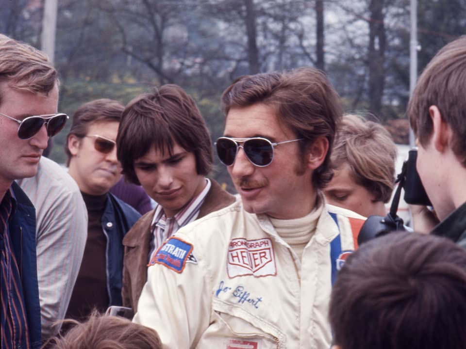 Jo Siffert beim 1000 km-Rennen in Spa-Francorchamps 1971. Links im Bild der Freund und Journalist Jacques Deschenaux.
