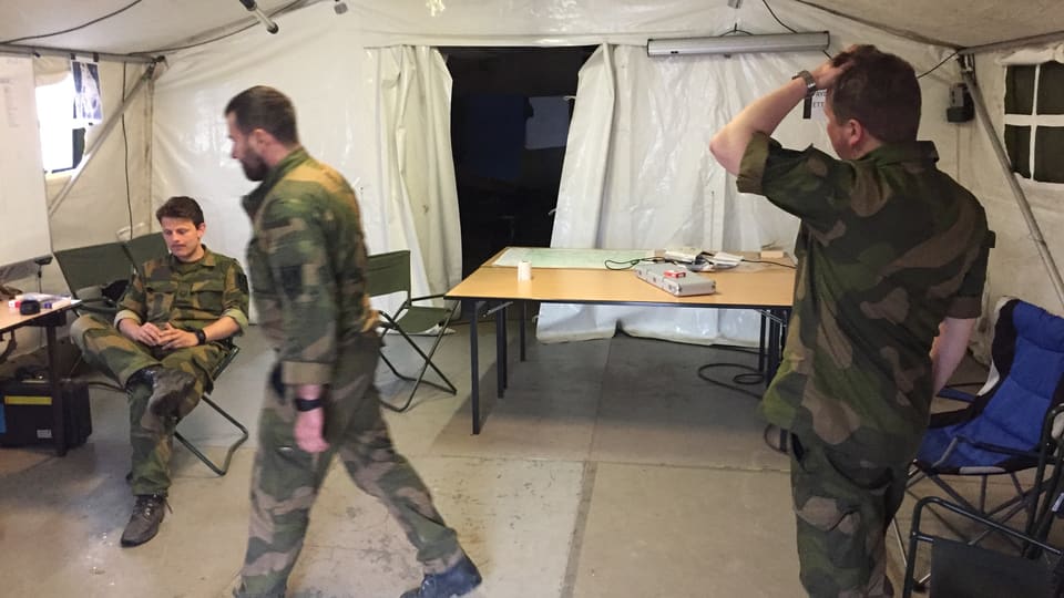 Soldaten in einem Zelt.