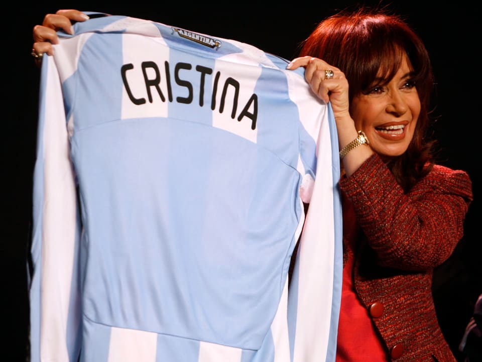 Cristina Fernandez de Kirchner mit einem Fussball-Shirt mit ihrem Vornamen.