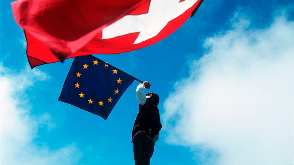 Fahnenschwinger mit Europa- und Schweizerfahne