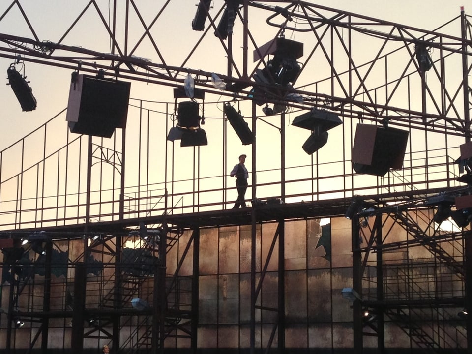 Peter Bernhard oben auf dem Bühnenbild.