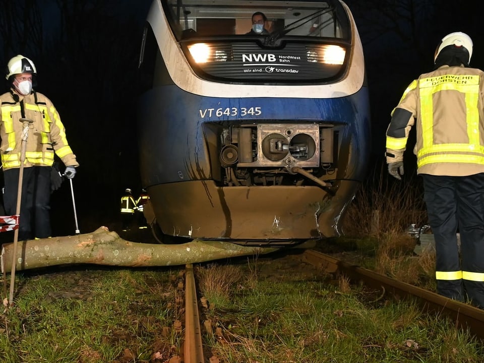 Feuerwehrleute mussten unter dem Triebwagen der Nordwestbahn in Nordrhein-Westfalen einen Baum wegräumen. 