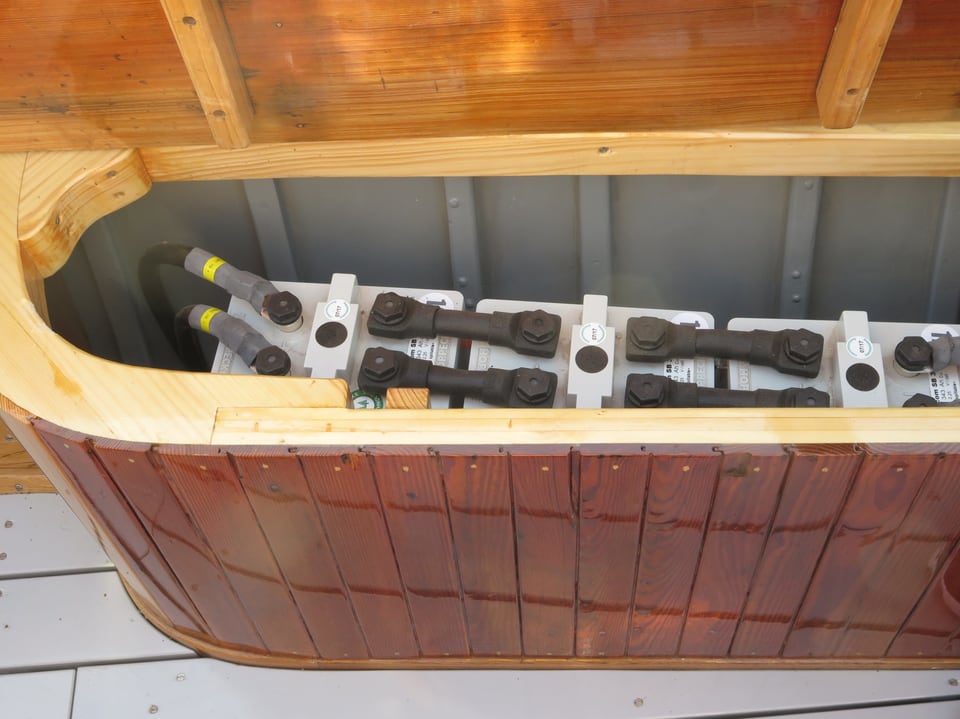 Autobatterien in Holzkiste auf Boot