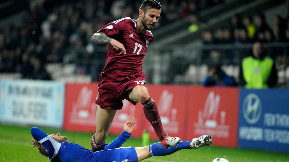 Edgars Gauracs überspringt in einem Länderspiel mit Lettland einen Gegenspieler.