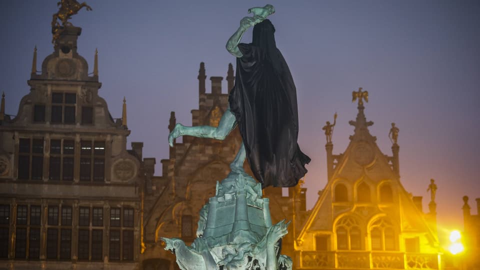 Die Bewegung «Vrouwen Tegen Islamisering» hüllte 2014 eine Statue in Antwerpen in eine Burka. 