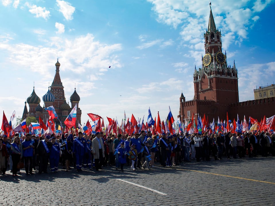 Menschen, Fahnen, im Hintergrund ist der Kreml erkennbar