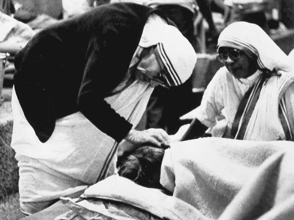 Mutter Teresa pflegt einen Kranken.