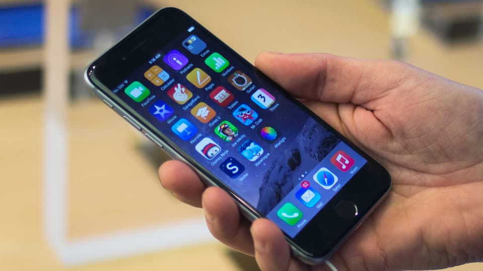 Jemand hält ein iPhone 6 in der Hand.
