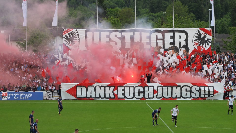 Fans des FC Aarau feierten mit Pyros auf den Tribüne im Brügglifeld.