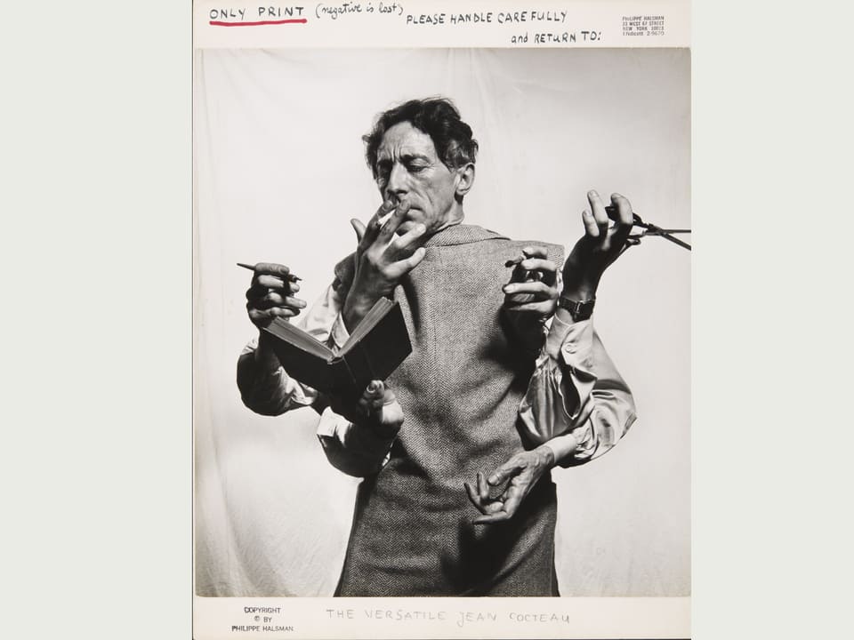 Portät von Jean Cocteau mit sechs Armen, die verschiedene Gegenstände halten wie Zigarette, Buch oder Schere.