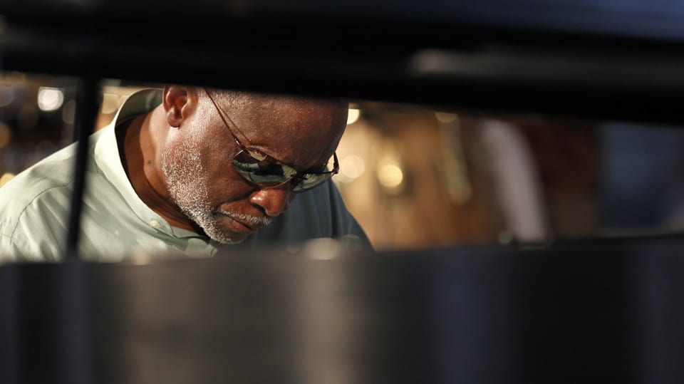 Der Jazzpianist Ahmad Jamal  spielt am Piano