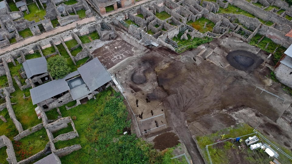 Luftaufnahme einer Grabungsstätte in Pompeji.