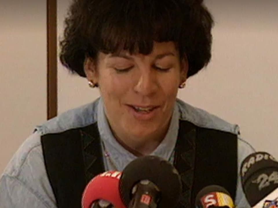 Vreni Schneider an einer Pressekonferenz.