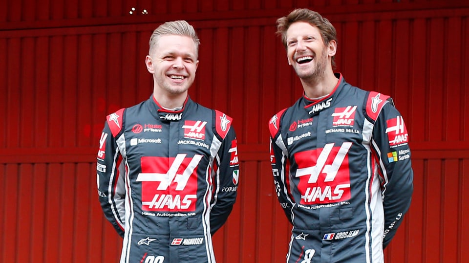 Romain Grosjean und Kevin Magnussen (neu) lachen bei der Präsentation um die Wette.