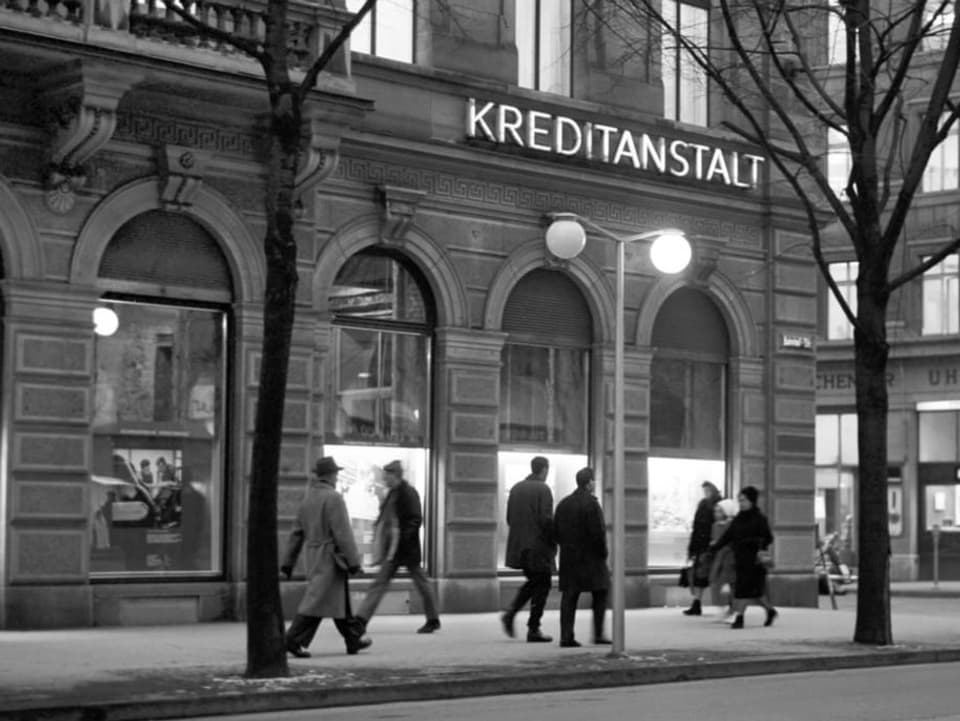 Passanten laufen an kreditanstalt-Filiale vorbei (schwarz-weiss Bild)