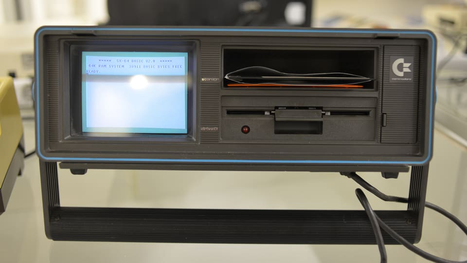 Ein SX-64 mit Mini-Monitor und Keyboard, das gleichzeitig als Frontschutzhülle diente.