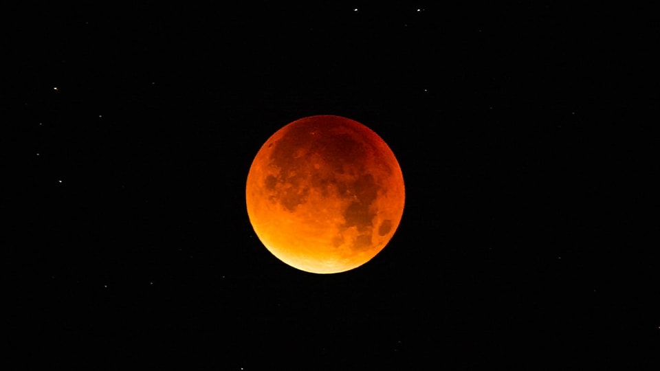 Bei einer Mondfinsternis verfärbt sich der Mond blutrot und wird daher Blutmond genannt.