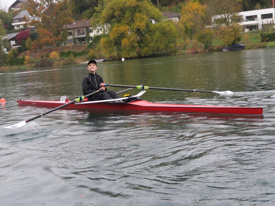 Der 15jährige Tom Schlunegger sitzt in seinem Skiff auf dem Wohlensee.