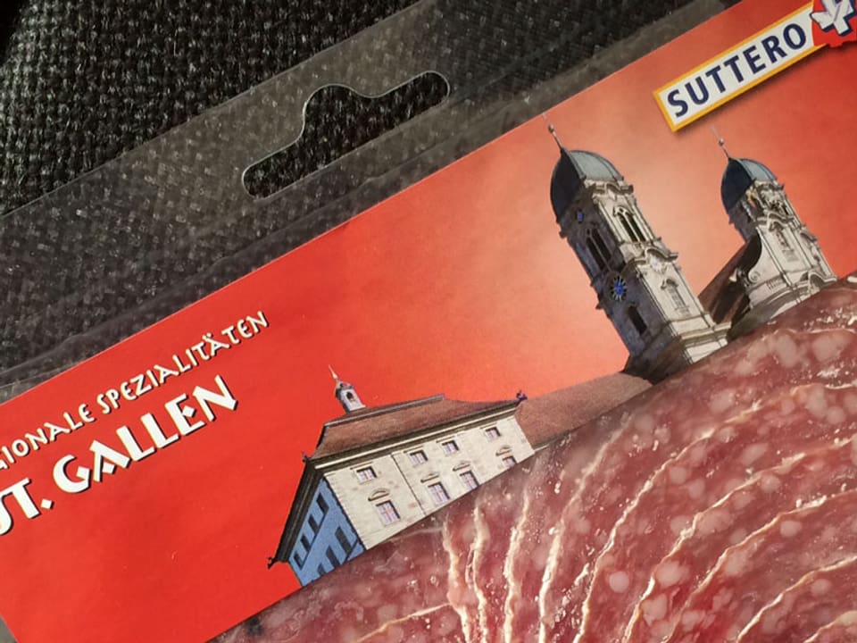 Salami-Verpackung mit einem Kloster. Darauf steht: Regionale Spezialitäten St. Gallen.