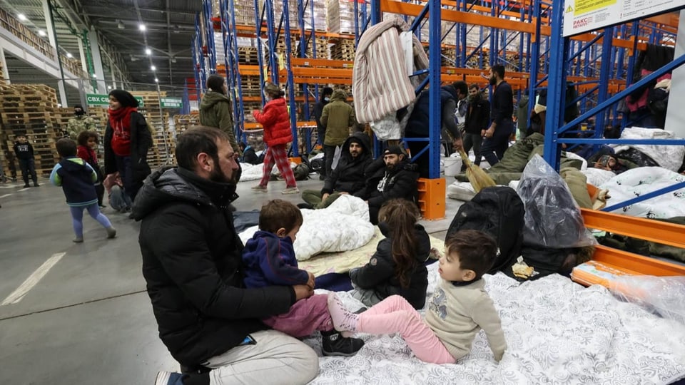 Der Schlafplatz einer Migrantenfamilie in einer Logistikhalle